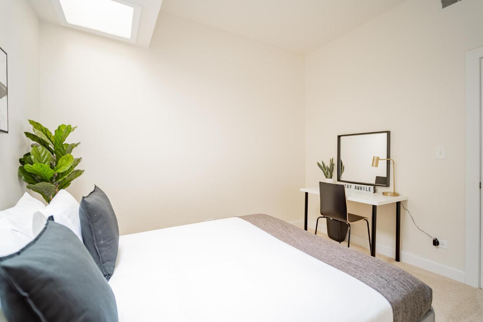 Spacious & Pristine 3BR Apt in Logan Square LO1